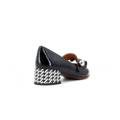 Chie Mihara Pumps*Laklæder pumps med metal accessory Sort
