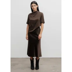 Ahlvar Gallery T-Shirts*Silke T-shirt Mørke med Asymmetriske Plisser Brun