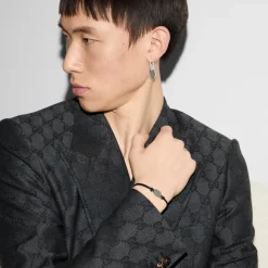 Gucci Smykker*Varemærkearmbånd i sterlingsølv og sort læderrem med oval mærke Grå