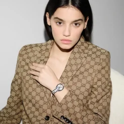 Gucci Ure*YA142510 - Interlocking 29mm rustfrit stålkasse, sølv solbørstet skive med 8 diamanter og rosa guldbelagte detaljer, lille sekundvisning, rustfrit stålarmbånd Grå